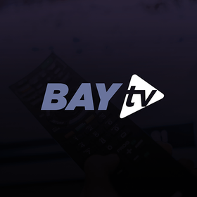 l’application Bay IPTV sur Smart TV avec menu et chaînes organisées.